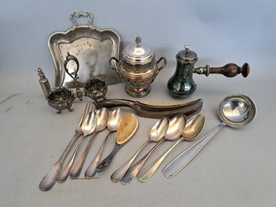 beaucoup de cuillères et de couverts en argent sur la table