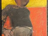 une peinture à l'huile représentant une femme assise sur une chaise devant un fond rouge et jaune