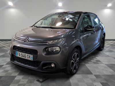 la citrole grise est garée dans le garage sur un sol en damier