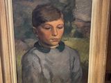 portrait d'un jeune garçon en chemise bleue près d'une fenêtre