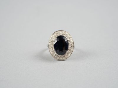 une bague en diamant noir et blanc sur fond blanc