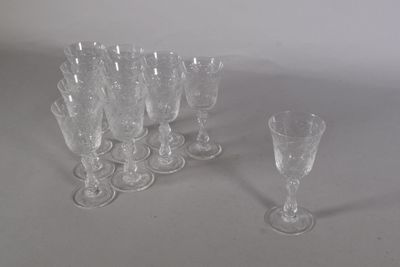 un grand nombre de verres à vin vides posés sur une table