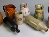 de nombreux types de vases différents posés sur une table