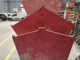 un gros morceau de métal rouge dans un entrepôt