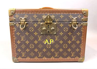 malle Louis Vuitton ornée de monogrammes et d'initiales