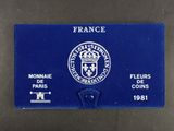 carte de visite bleue arborant l'emblème de la France