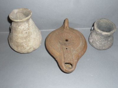 Trois vases en argile sont posés les uns à côté des autres sur une table