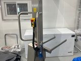 une machine placée au milieu d'une pièce