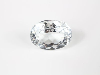 gros plan d'un diamant blanc sur une surface blanche
