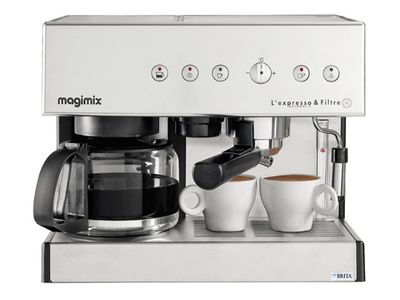 Il y a deux tasses de café sur la cafetière.
