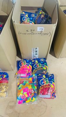 plusieurs cartons remplis d'objets divers posés par terre