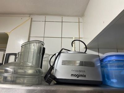 deux mixeurs posés l'un à côté de l'autre sur un plan de travail de cuisine