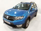 une photo d'une voiture bleue dans un showroom