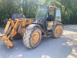 un tracteur jaune garé sur un parking