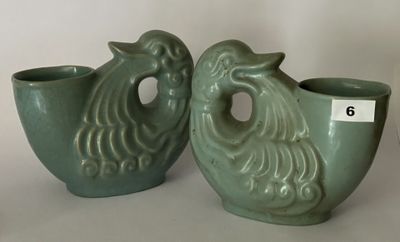 deux vases posés l'un à côté de l'autre sur une table