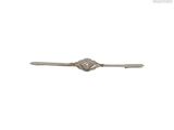 une petite pince à cravate en argent ornée d'un diamant