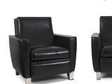une paire de fauteuils en cuir noir aux pieds chromés, sur fond blanc