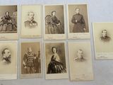 plusieurs photographies d'époque représentant des hommes et des femmes en tenue de cérémonie