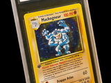 une image d'une carte Pokémon dans un étui en plastique