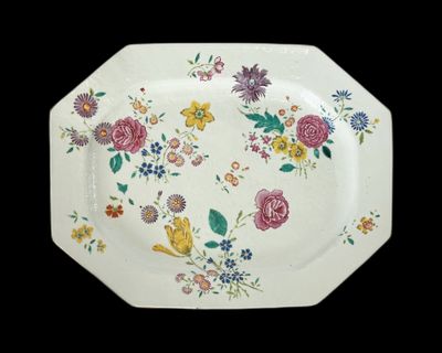 une assiette ornée d'un motif floral sur fond noir