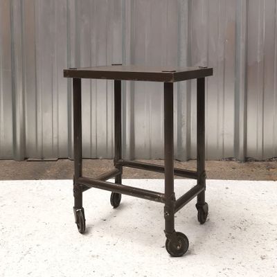 Table d’appoint / desserte à roulette en métal laqué, production du fa