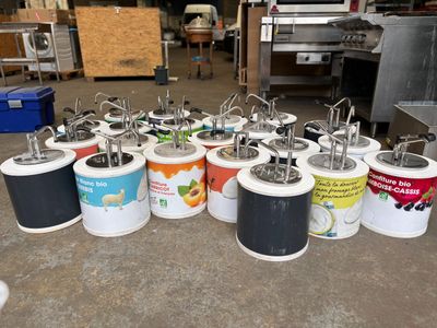 de nombreux seaux contenant différents types de glaces, éparpillés sur le sol