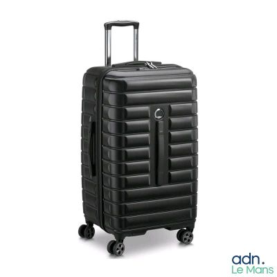 une image représentant une valise noire à roulettes sur fond blanc