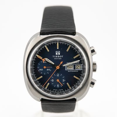 gros plan d'une montre-bracelet avec un cadran bleu