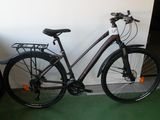 un vélo garé à côté d'une chaîne hi-fi