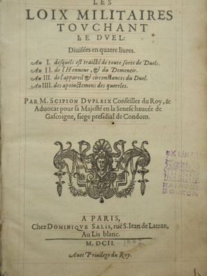 un vieux livre avec l'image d'un blason