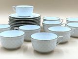 un grand nombre de tasses et de soucoupes sur une table