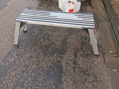 a bench that is sitting on the side of the road