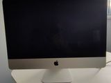 un écran d'ordinateur posé sur un bureau blanc