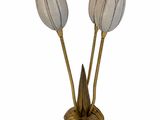 une paire de tulipes argentées et dorées sur fond blanc