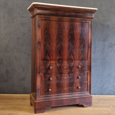 une photo d'une commode en bois posée sur un parquet