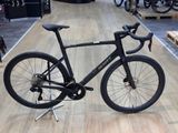 un vélo posé sur un support dans un magasin