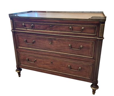 une commode marron surmontée d'un miroir