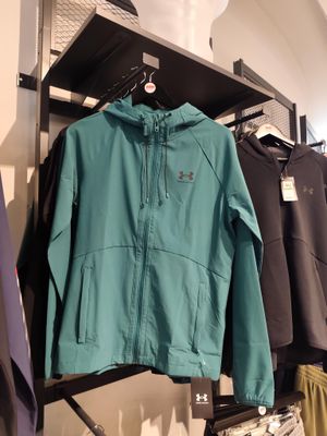 un portemanteau accroché au mur dans un magasin de vêtements