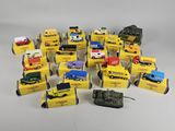 un grand nombre de camions jouets posés sur une table