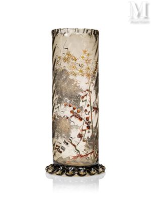 une image représentant un grand vase en verre orné de fleurs
