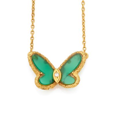 un collier en or avec un pendentif en forme de papillon vert au bout d'une chaîne