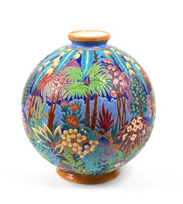 un vase orné d'un motif coloré sur fond blanc