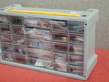 une photo d'un meuble de rangement en plastique contenant de nombreux objets