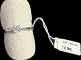 une bague sertie d'un diamant, avec une étiquette de prix attachée