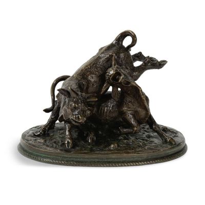 sculpture en bronze représentant deux taureaux en train de se battre, posée sur un socle