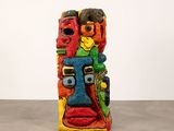 sculpture en céramique aux couleurs vives représentant un totem sur un fond gris