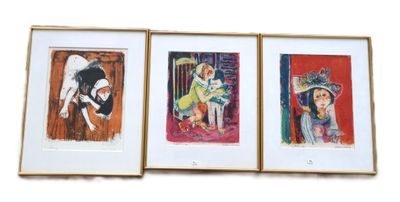 trois tableaux encadrés représentant des femmes en chapeau et en robe, accrochés au mur