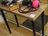 une petite table sur laquelle sont posés tout un tas d'appareils électroniques