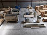 de nombreuses palettes et caisses en bois dans un entrepôt