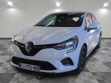 la voiture blanche est garée sur un sol en damier dans le garage